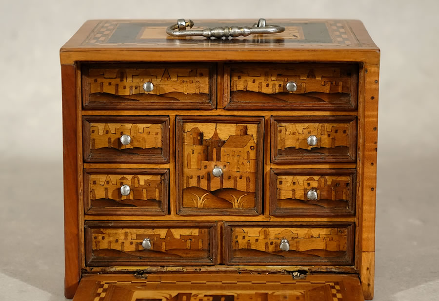Vue rapproch&eacute;e du d&eacute;cor d'intarsia du petit cabinet du Tyrol